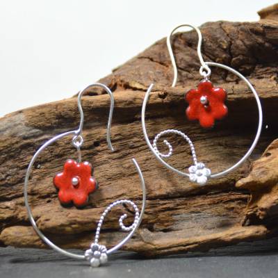 Handgemachte Creolen aus Sterling Silber mit roter Emaille-Blüte