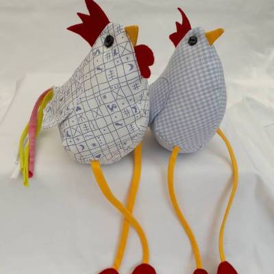 Kantenhocker Huhn und Hahn aus hellblauem Baumwollstoff