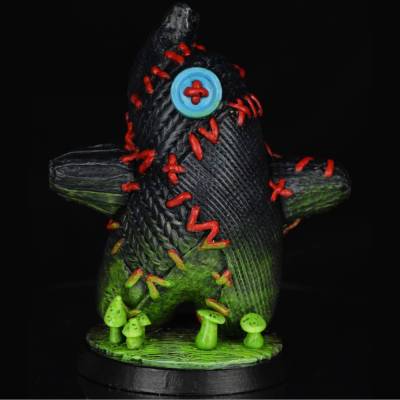 Süße Flicken Kobold Figur Voodoo Puppe – handmodelliert, Desk Buddy mit leuchtenden Pilzen - Einzelstück