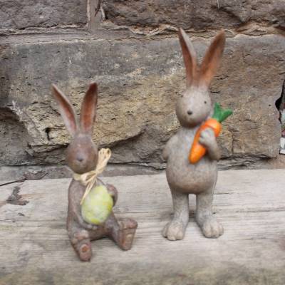 2 größere Resin Osterhasen mit Ei und Möhre Kunststoffguss Vintage