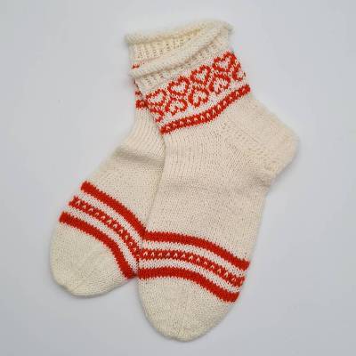 Gestrickte Socken in weiß orange, Gr. 36/37, romantische Fairisle Herzen im Schaft, handgestrickt