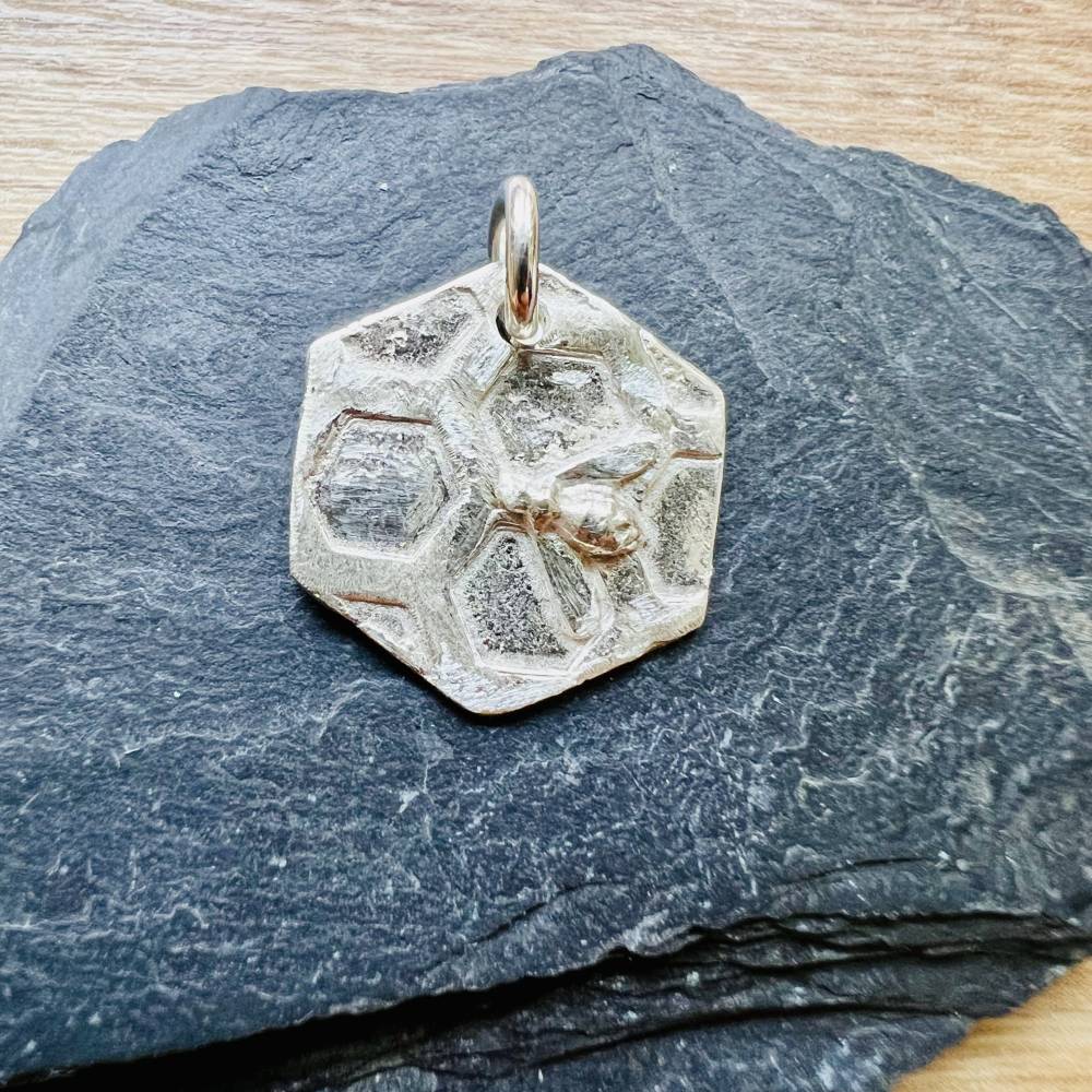 Anhänger Biene mit Bienenwaben, sechseckig, aus 999 Silber Bild 4