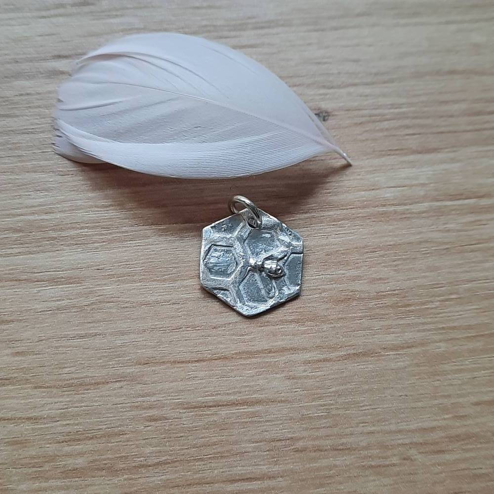 Anhänger Biene mit Bienenwaben, sechseckig, aus 999 Silber Bild 5