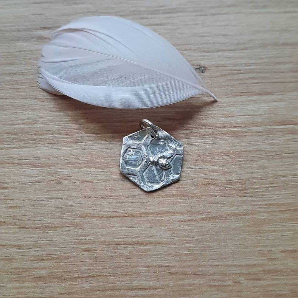 Anhänger Biene mit Bienenwaben, sechseckig, aus 999 Silber Bild 6