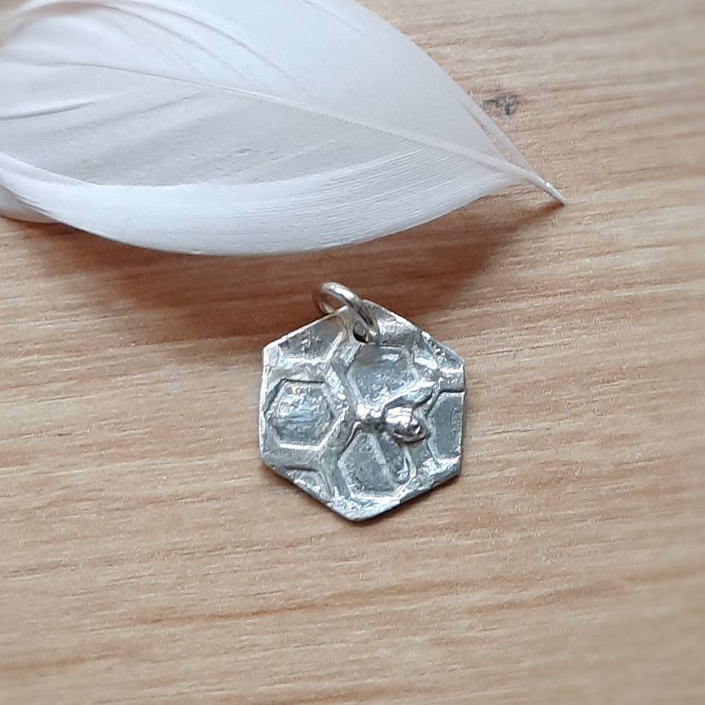 Anhänger Biene mit Bienenwaben, sechseckig, aus 999 Silber Bild 7