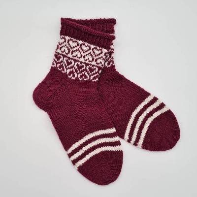Gestrickte Socken in weinrot weiß, Gr. 36/37, romantische Fairisle Herzen im Schaft, handgestrickt