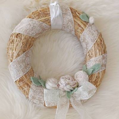 TÜRKRANZ in Pastell mit handgearbeiteten Rosenblüten aus den Naturmaterialien Wolle/Seide/Stroh