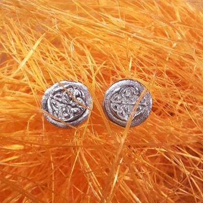 Kleine runde Ohrstecker aus 999 Silber, keltisches Muster
