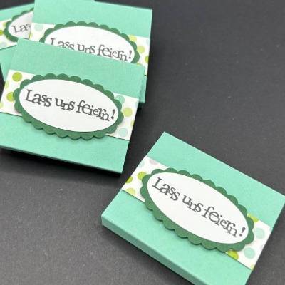 Gastgeschenk 10er Set "Lass uns feiern" für Schokoladetafeln zu Hochzeit Konfirmation Taufe Einschulung uvm