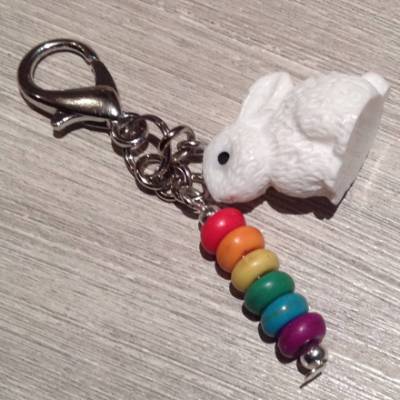 Taschenanhänger mit Kaninchen und bunten 'Regenbogenperlen'