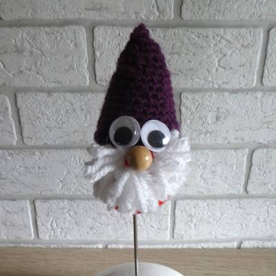 Blumenstecker / Pflanzenstecker Wichtel mit Kulleraugen - lila/rot