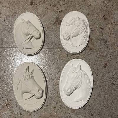 8 Gips Figuren im Set -Pferd ca. 17cm zum selber Bemalen mit Anhänger