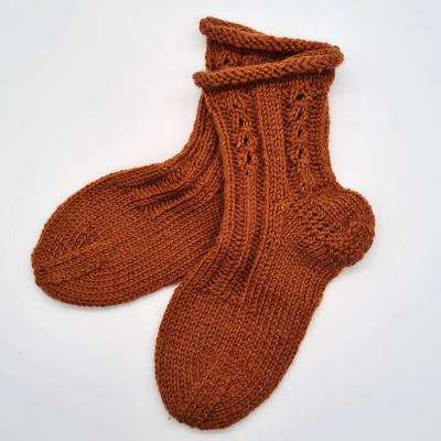 Gestrickte dicke Socken in braun, Gr. 36/37 mit Zopfmuster, Stricksocken, Kuschelsocken aus 8 fach Sockenwolle
