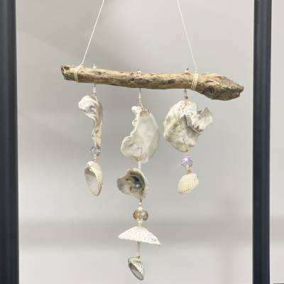 Windspiel „White Sand“ - Deko-Anhänger mit Treibholz, Muscheln, Rocailles und Glaskristall-Perlen