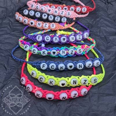 FCK NZS Armband - nachleuchtende Perlen / leuchten im Dunkeln – Statement gegen Faschismus – Größen