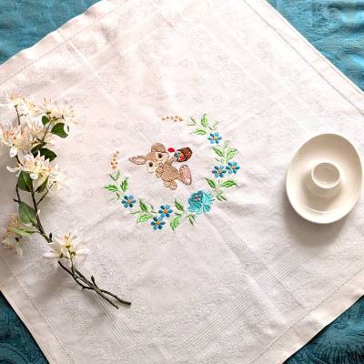 Wunderschöne kleine Tischdecke oder Mitteldecke mit Osterhase und Blütenzweig