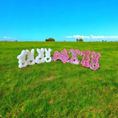 Klassische weiße und moderne pinke Häschen