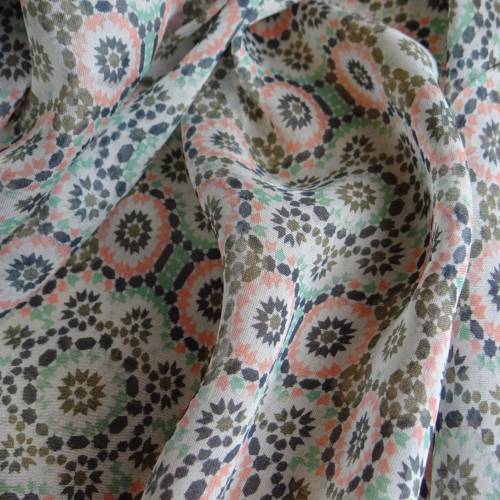 hauchzarter Seidenchiffon mit Ornamentmuster in Grün, Koralle und Weiß