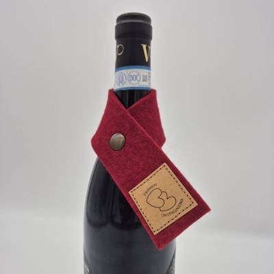 Tropfenfänger Flasche rot Valentinstag – Geschenkidee für Weintrinker mit Spruch aus Wollfilz
