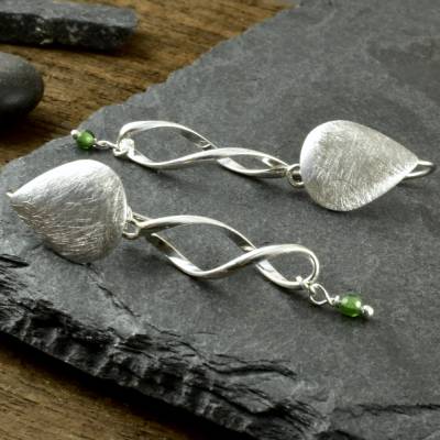 Traumhafte Ohrringe aus 925er Silber, matt gebürstet mit grüner Turmalinperle - Hängeohrringe lang und leicht