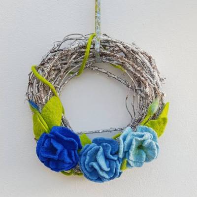 TÜRKRANZ in Blautönen mit handgearbeiteten Filzblüten aus den Naturmaterialien Wolle/Holz