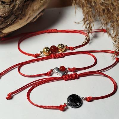 Rotes Schnurarmband mit Edelsteinen
