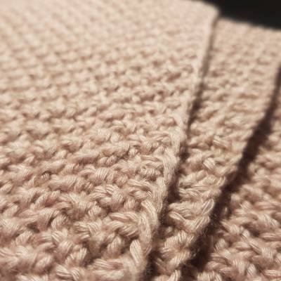 Handgestrickter Schal im Perlmuster - rosa