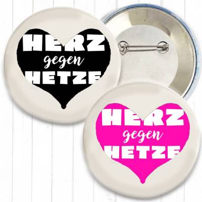 Herz gegen Hetze Button in Schwarz oder Pink in 3 Größen nach Wahl
