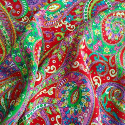 italienischer Viskosestoff mit Paisley Muster in Rot, Grün, Pink, Lila und Türkis