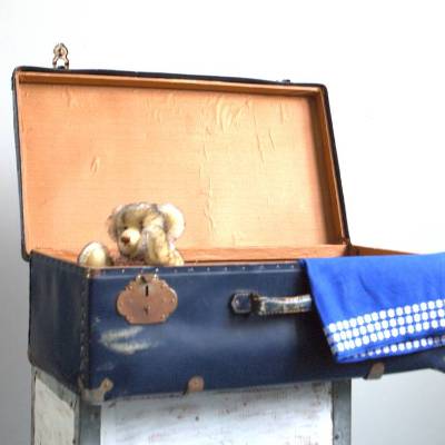 grosser blauer Vintage Reisekoffer
