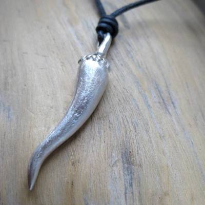Chilischote aus  Silber 925 mit Lederband, massive silberne Peperoni
