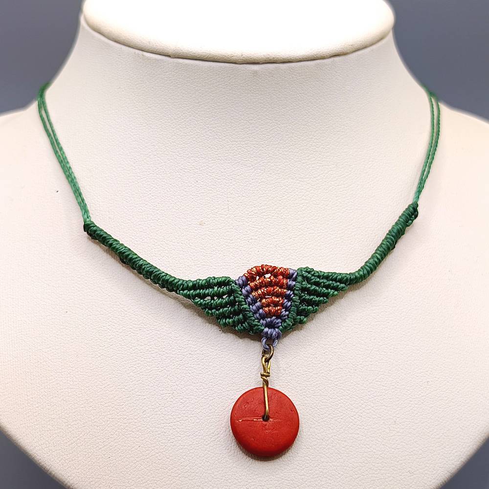 Makramee Kette in grün mit Farbakzenten in metallic orange und blau sowie einer Holzscheibe als Anhänger Bild 1