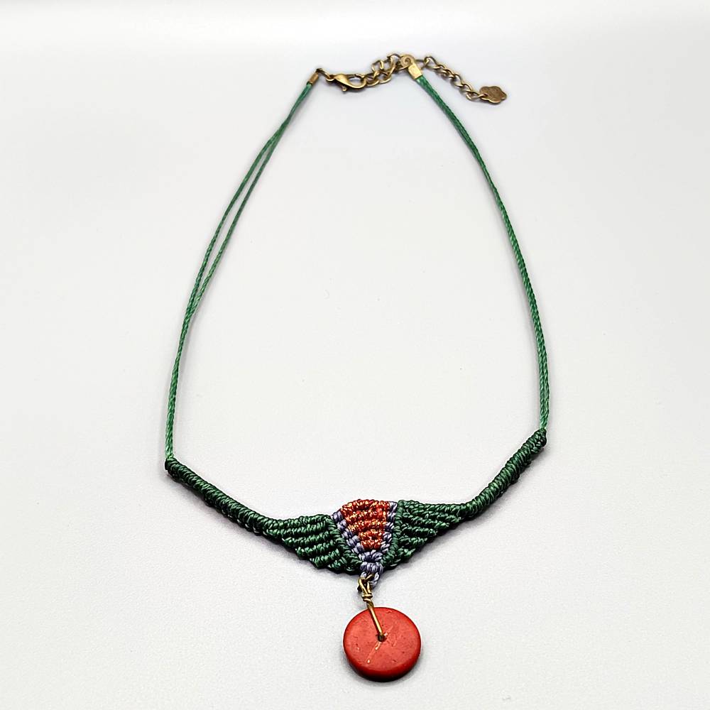 Makramee Kette in grün mit Farbakzenten in metallic orange und blau sowie einer Holzscheibe als Anhänger Bild 2