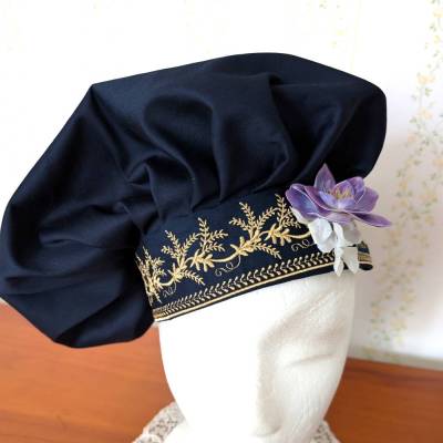 Regency Barett aus dunkelblauem Baumwollsatin mit Goldstickerei