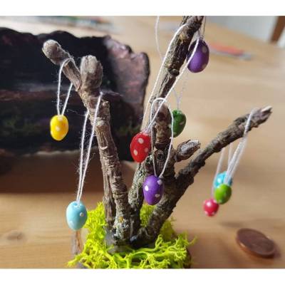 Miniatur Ostereier zum Hängen – handmodelliert für Puppenstube 1:12, Wichtel & Puppenhaus Deko