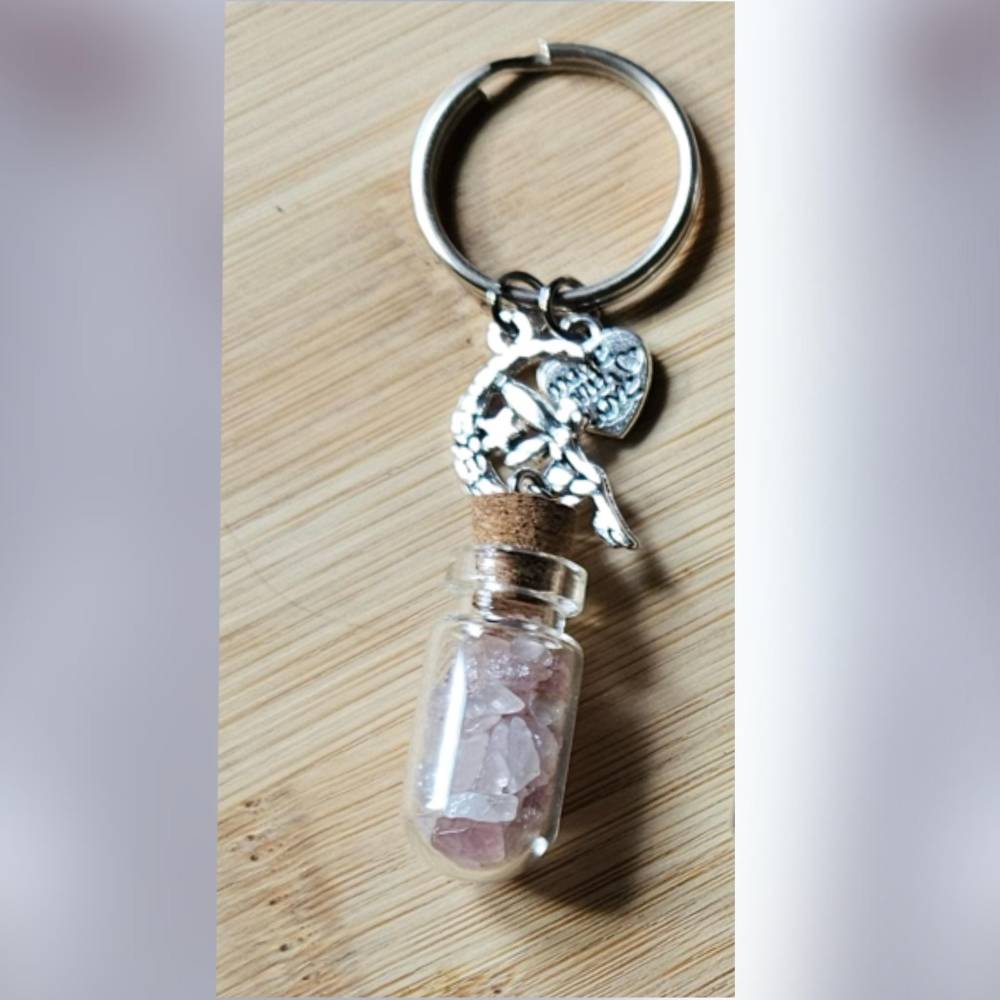 Zauberfläschchen mit Edelsteinen und Schutzengel-Anhänger, Glas-Wunschflasche, Schlüsselanhänger mit Edelsteinchips Bild 1
