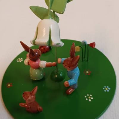 Original Erzgebirge Hasengruppe Ostern Handarbeit – Unikat, 10 cm hoch, 12 cm Durchmesser