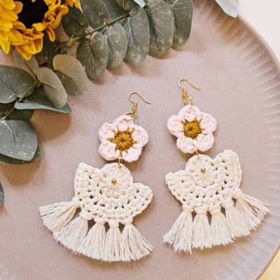 Boho Blumenohrringe gehäkelt, Ohrringe Gänseblümchen 