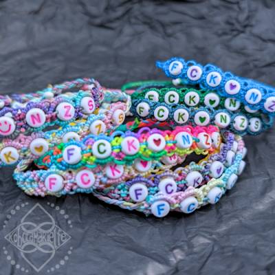 FCK NZS Armband - weiße Perlen mit bunter Schrift - Statement gegen Faschismus - Größenverstellbar - Handgefertigt