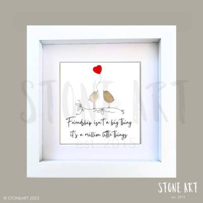 Steinbild „Friendship isn’t a big thing, it’s a million little things“ – Geschenk für beste Freunde personalisierbar