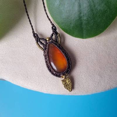 Makramee-Halskette mit Karneol und Messing-Eule