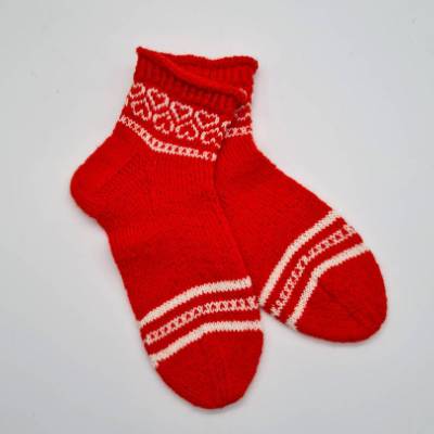 Gestrickte Socken in rotorange weiß, Gr. 38/39, romantische Fairisle Herzen im Schaft, handgestrickt