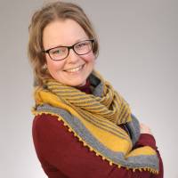 Asymmetrisches gestricktes Dreiecktuch in zwei Farben – Strickanleitung mit gehäkelter Abschlusskante