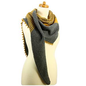 Asymmetrisches gestricktes Dreiecktuch in zwei Farben – Strickanleitung mit gehäkelter Abschlusskante Bild 3