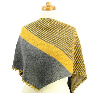 Asymmetrisches gestricktes Dreiecktuch in zwei Farben – Strickanleitung mit gehäkelter Abschlusskante Bild 4