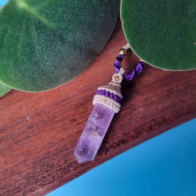 Makramee-Halskette mit Amethyst-Spitze