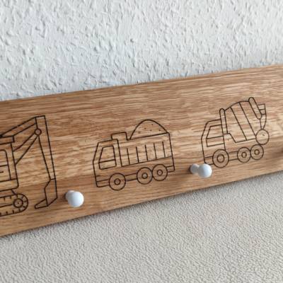 Kindergarderobe aus Eiche Massivholz mit verschiedenen Autos Bagger Kran Garderobenleiste für Kinder