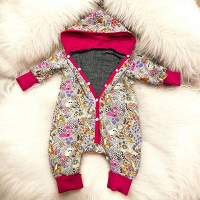 Overall Baby Sweat mit Knopfleiste und Kapuze I Alpenfleece Einteiler Langarm Baby I Mädchen Outfit warm 