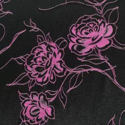Viskose Satin mit Rosenmuster in Schwarz und Pink für elegante Blusen, Kleider, Schals, Abendmode