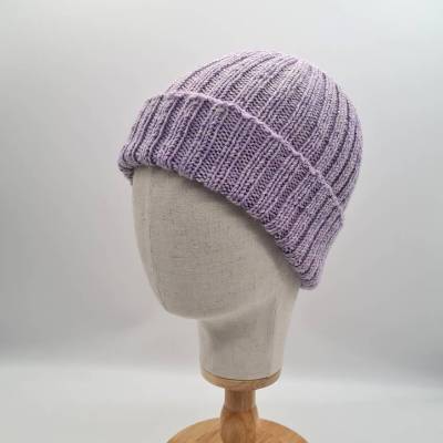 Gestrickte Mütze breite Rippe mit Umschlag unisex aus Wolle (Merino) in flieder melange, handgestrickt